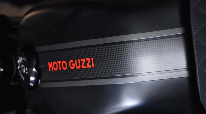 Moto Guzzi V7 III Carbon