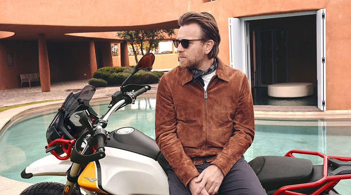 Ewan McGregor, autentico fan di Moto Guzzi, torna in sella a una moto di Mandello