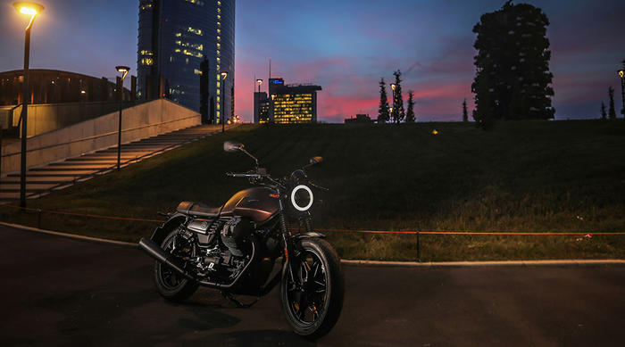 Moto Guzzi V7 III Stone “Night Pack”