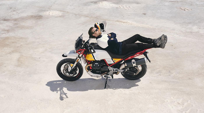 Ewan McGregor, autentico fan di Moto Guzzi, torna in sella a una moto di Mandello