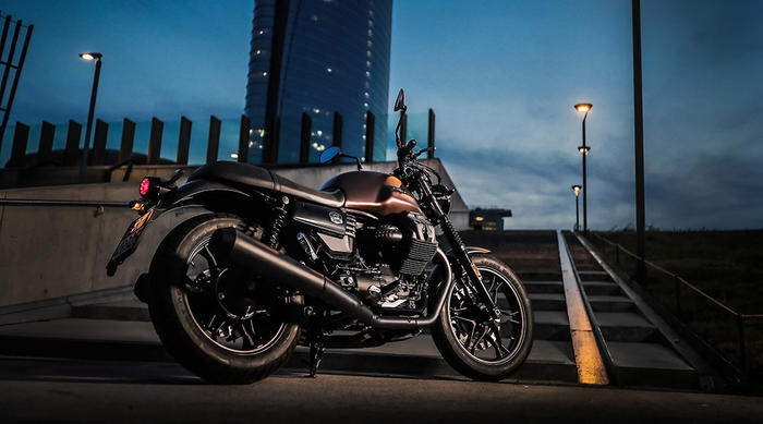 Moto Guzzi V7 III Stone “Night Pack”