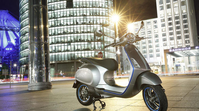 Vespa accende il cuore di Milano