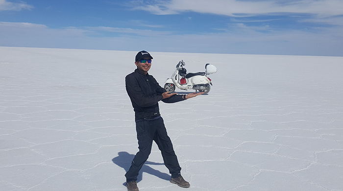 On a Vespa GTS across the Salar de Uyuni: the undertaking of Anibal Guzmán Miranda