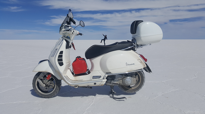 On a Vespa GTS across the Salar de Uyuni: the undertaking of Anibal Guzmán Miranda