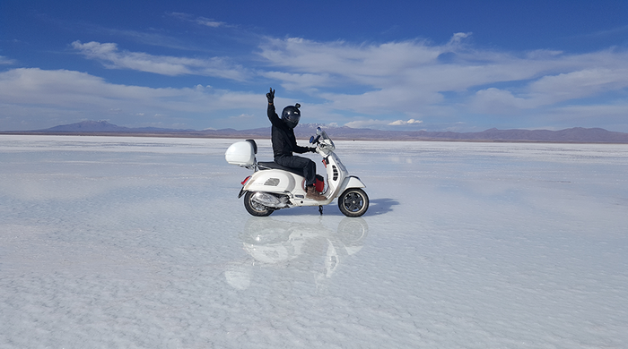 On a Vespa GTS across the Salar de Uyuni: the undertaking of Anibal Guzmán Miranda