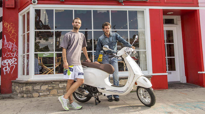 Vespa e Sean Wotherspoon insieme a Los Angeles firmano una partnership tra uno dei giovani designer più creativi ed influenti ed il brand simbolo dello stile su due ruote