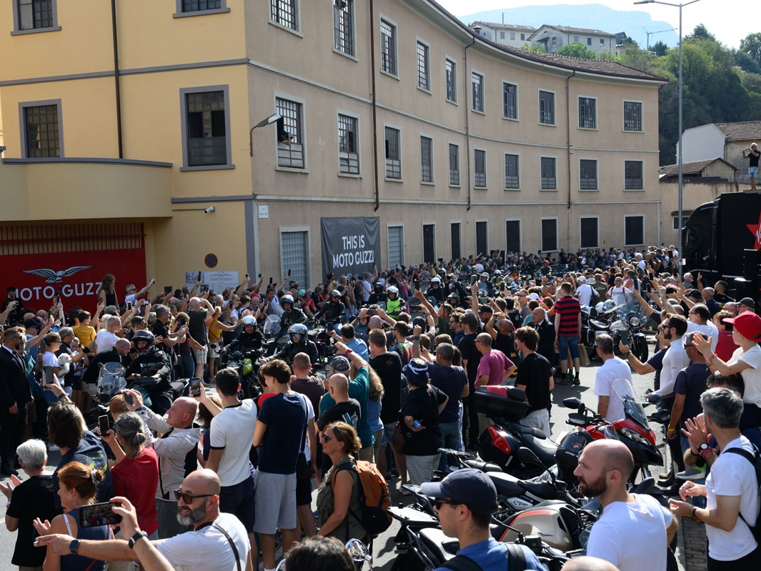 Una casa tutta nuova e l’amore sconfinato di migliaia di appassionati: questa è Moto Guzzi - A brand-new home and the boundless passion of thousands of enthusiasts: this is Moto Guzzi