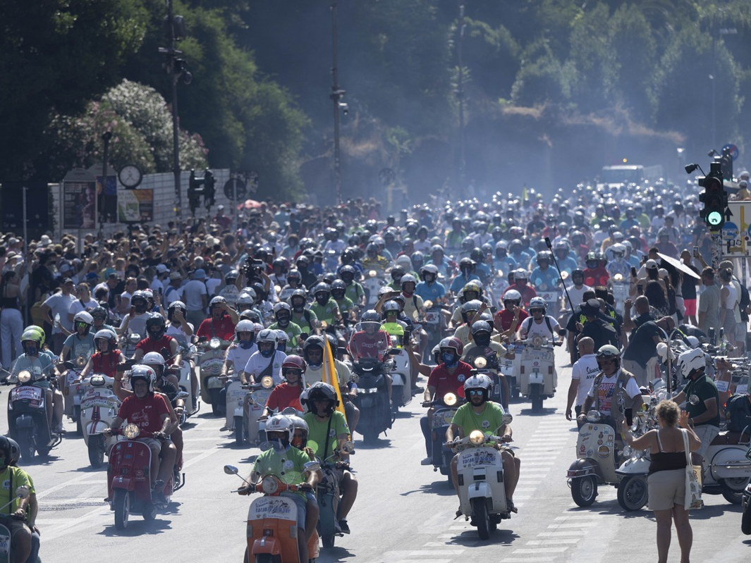 25.000 Vespa da 67 paesi sfilano per Roma