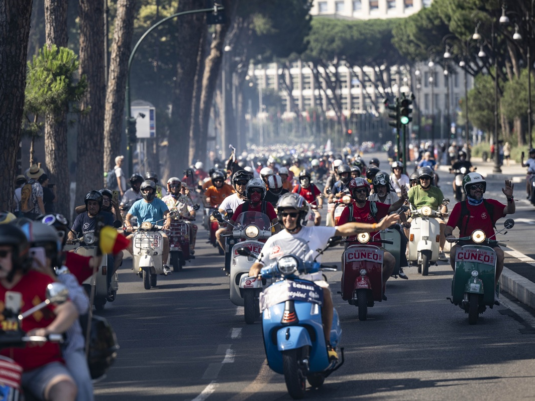 25.000 Vespa da 67 paesi sfilano per Roma