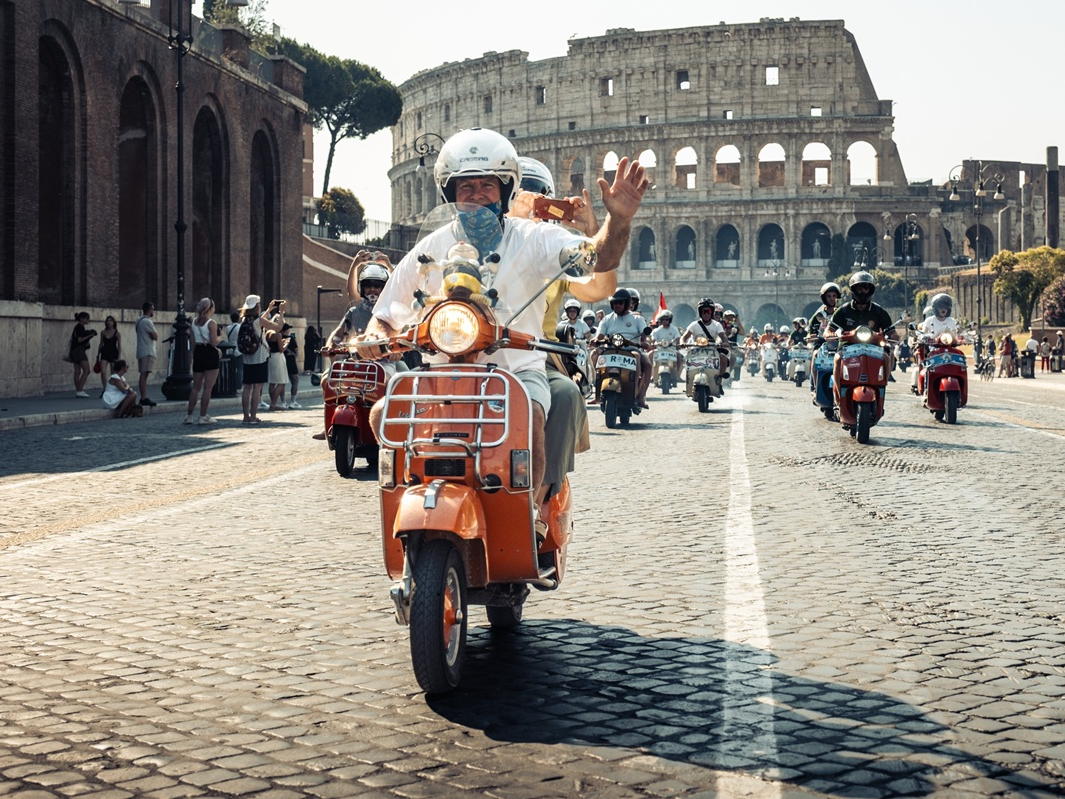 25.000 Vespa da 67 paesi sfilano per Roma