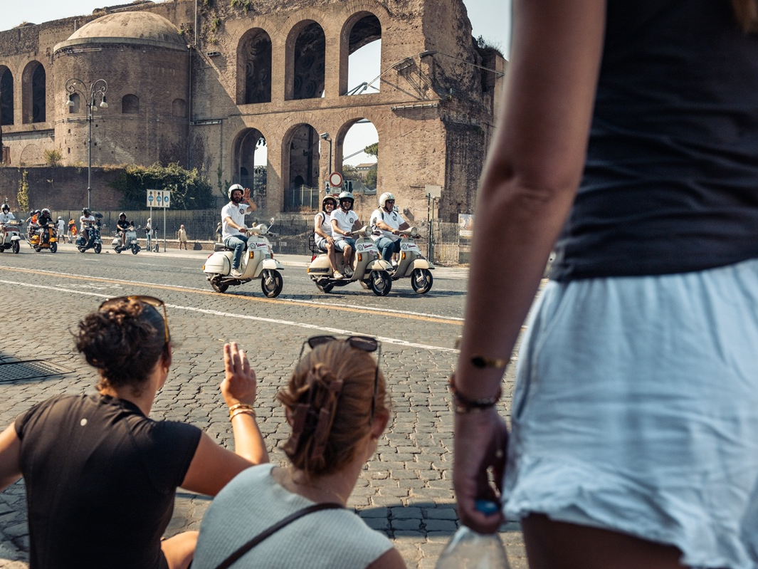 25.000 Vespa da 67 paesi sfilano per Roma