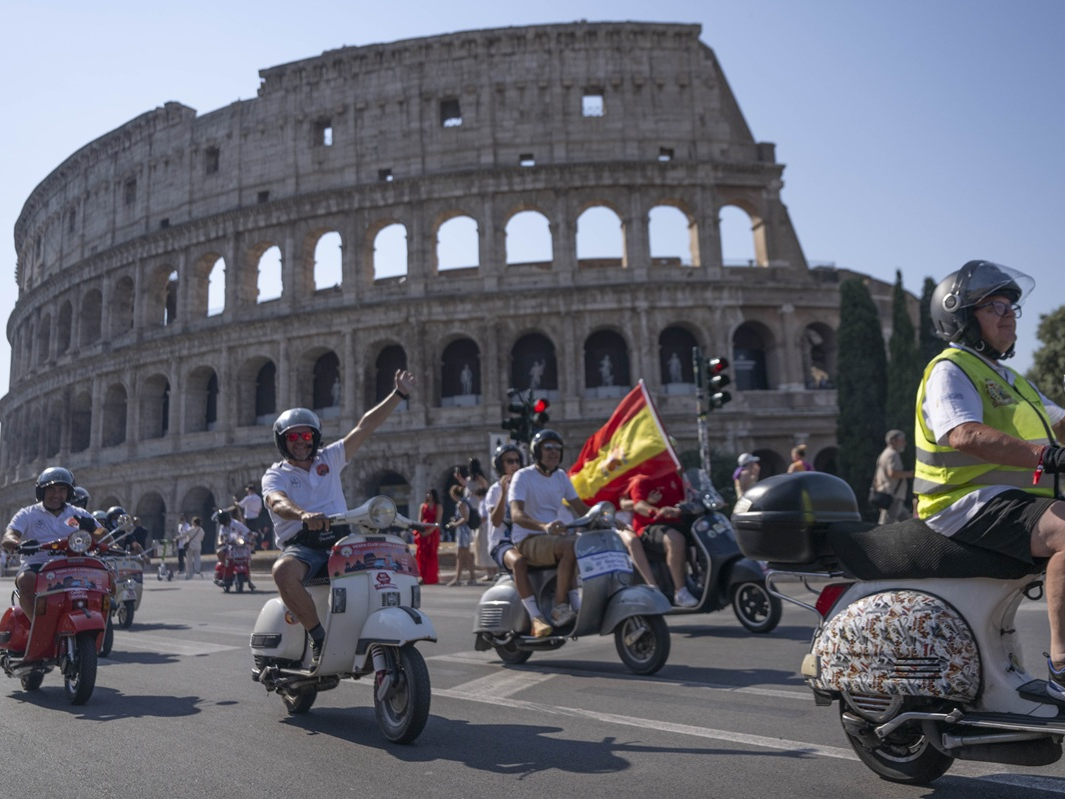 25.000 Vespa da 67 paesi sfilano per Roma
