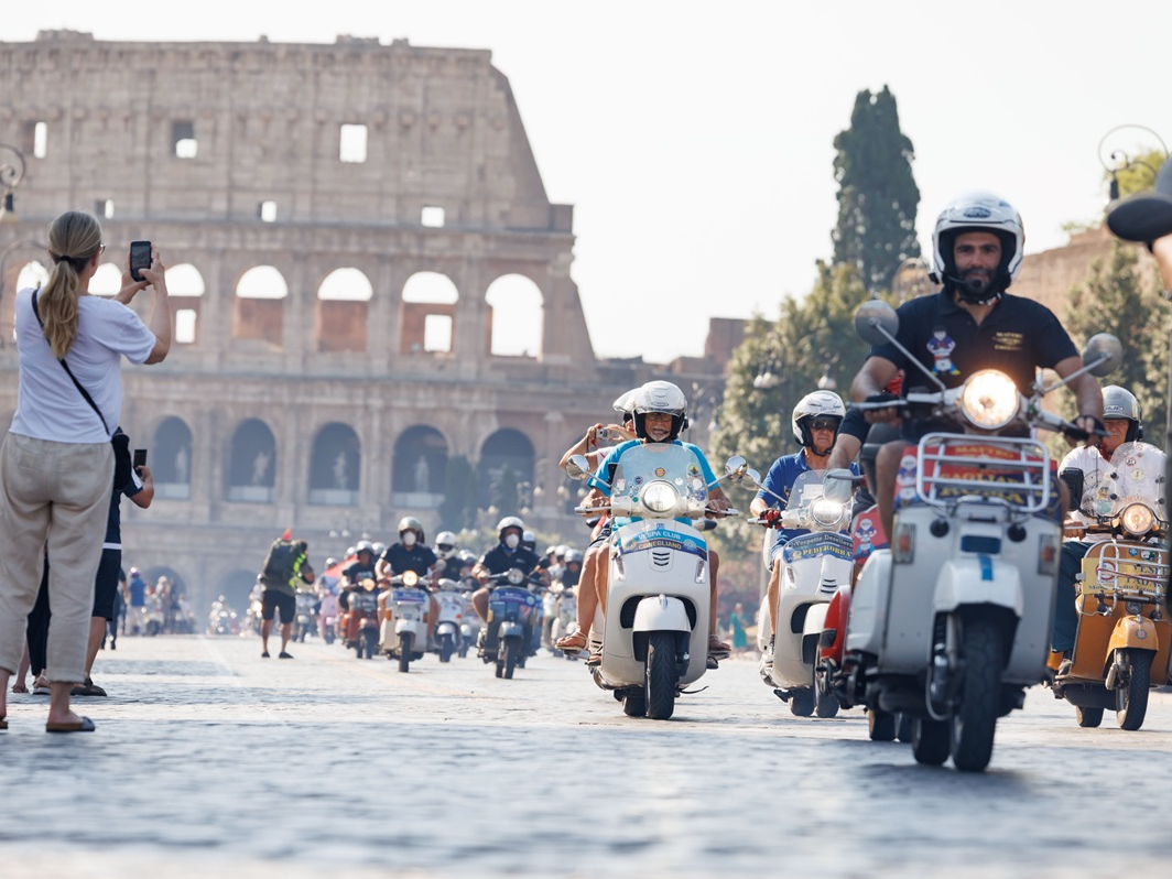 25.000 Vespa da 67 paesi sfilano per Roma