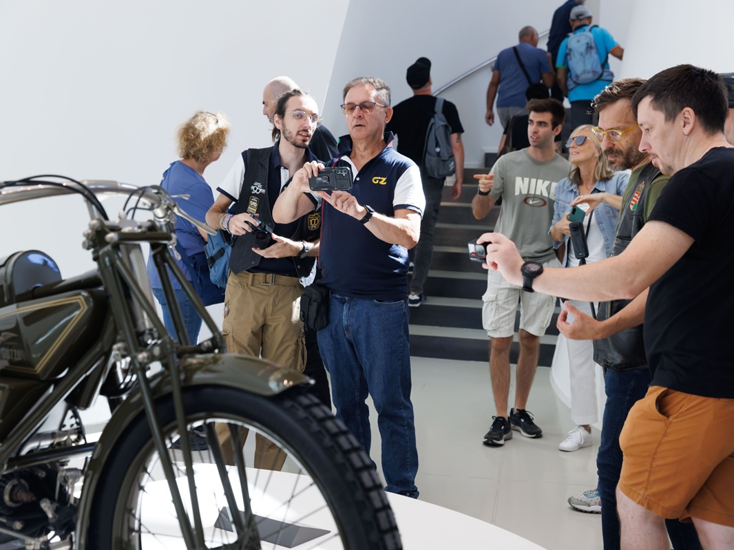 Una casa tutta nuova e l’amore sconfinato di migliaia di appassionati: questa è Moto Guzzi - A brand-new home and the boundless passion of thousands of enthusiasts: this is Moto Guzzi 