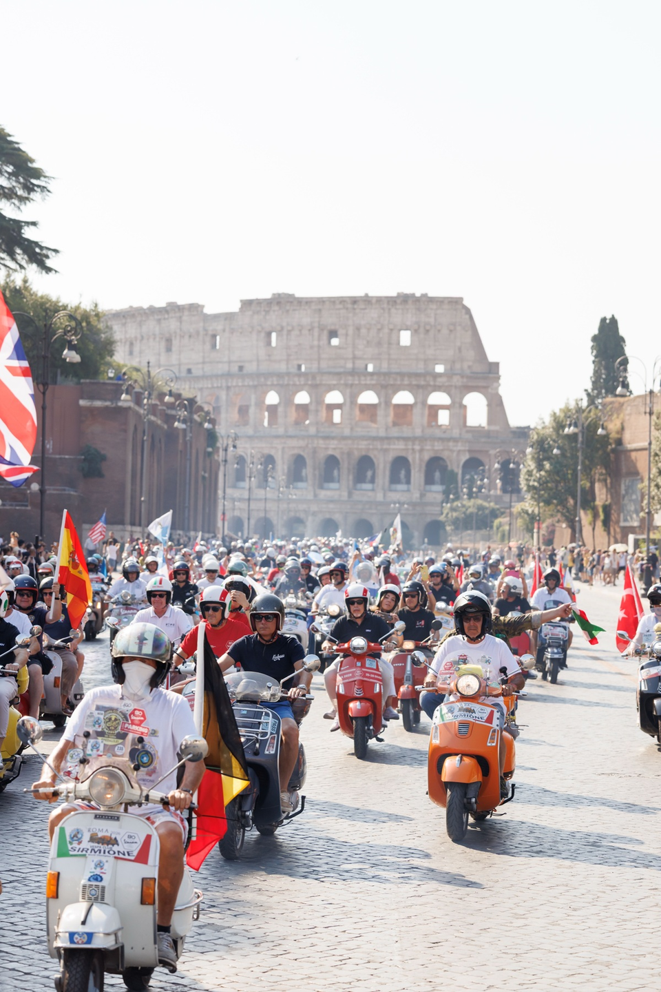25.000 Vespa da 67 paesi sfilano per Roma